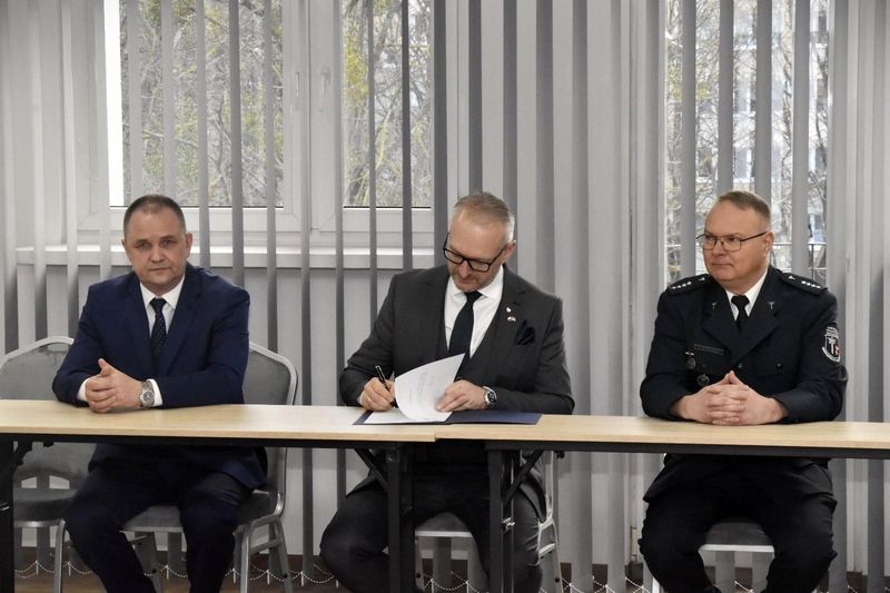 Wojewoda Warmińsko-Mazurski Pana Radosław Król podpisujący powołanie nowego Wojewódzkiego Inspektora Transportu Drogowego Pana Grzegorza Bukowskiego